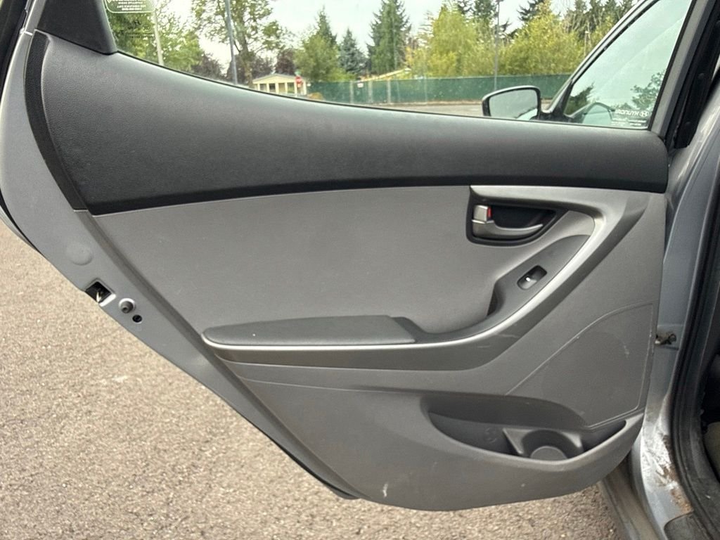 Used 2016 Shale Gray Metallic Hyundai SE image 15