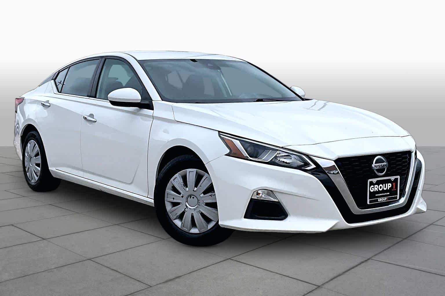 Used 2021 Glacier White Nissan 2.5 S image 3