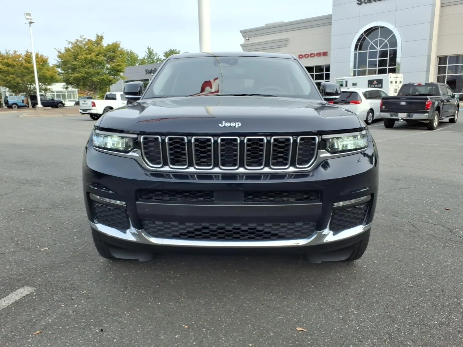 Used 2023 Midnight Sky Jeep Limited image 12