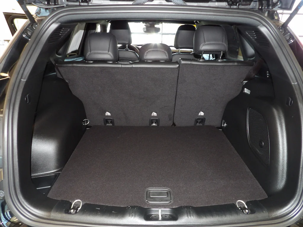Used 2023 Diamond Black Crystal Pearl Coat Jeep Latitude Lux image 19