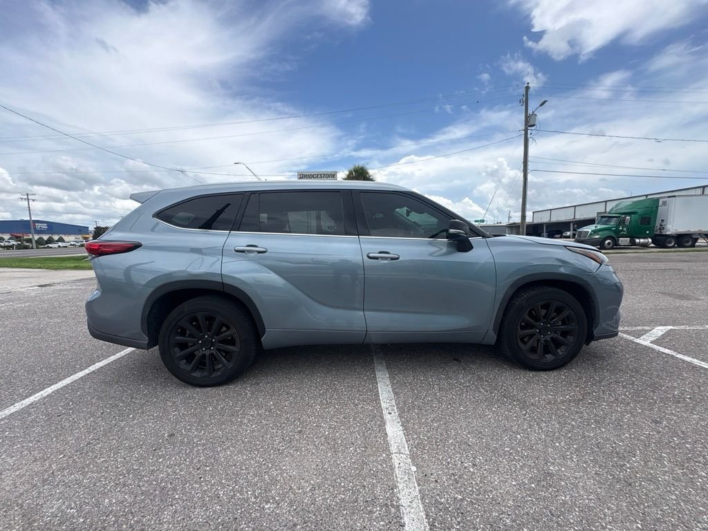 Used 2021  Toyota XLE image 2