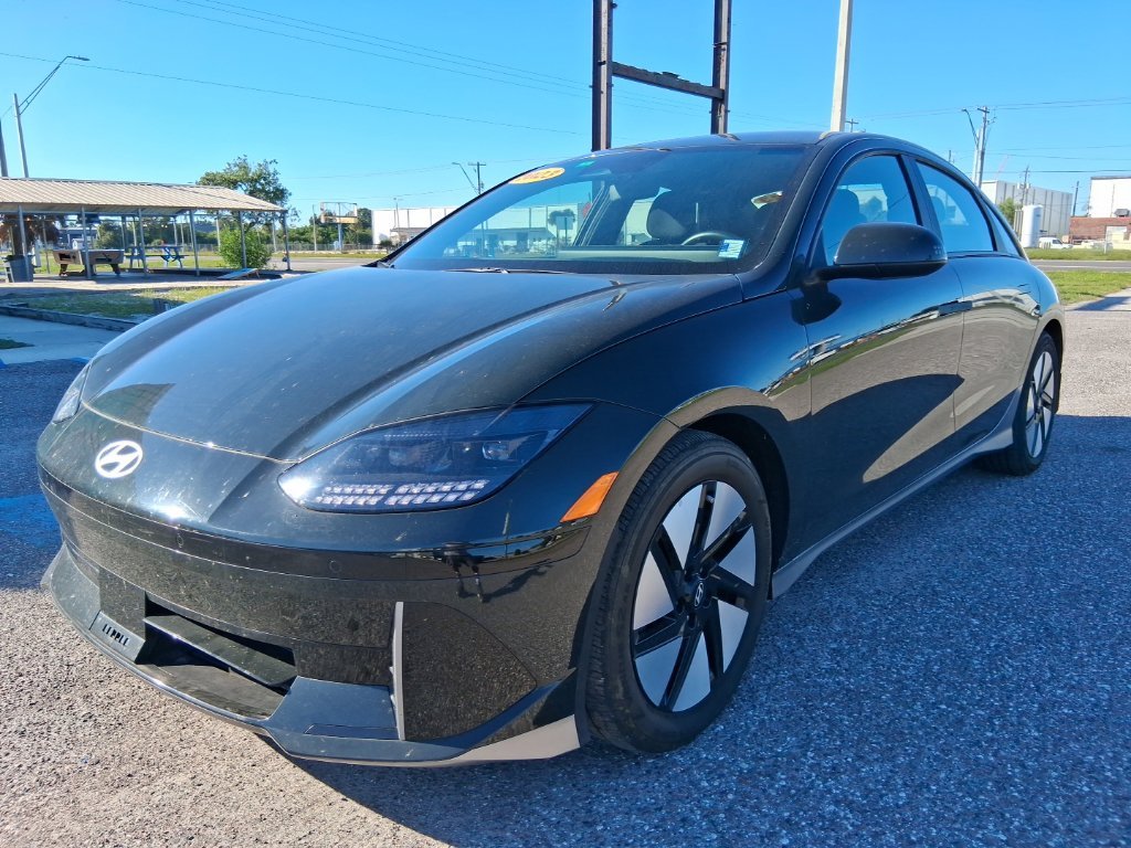 Used 2023 Green Hyundai SE image 7