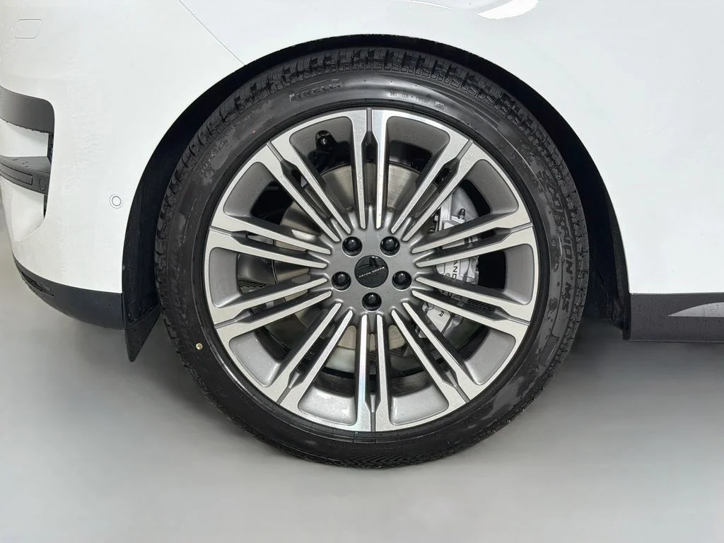 New 2027 Fuji White Land Rover SE image 33
