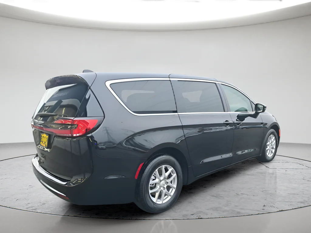 New 2026 Diamond Black Crystal Pearl-Coat Exterior Paint Chrysler Select image 3