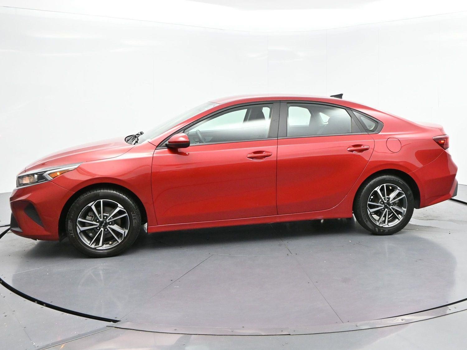 Used 2022 Currant Red Kia LXS image 4