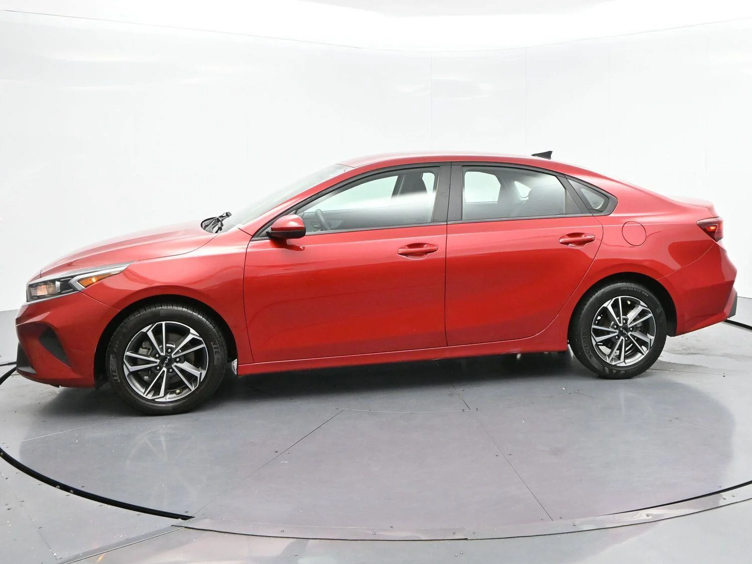 Used 2022 Currant Red Kia LXS image 4