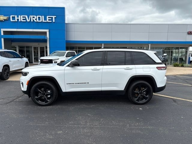 Used 2023 White Jeep Limited image 3