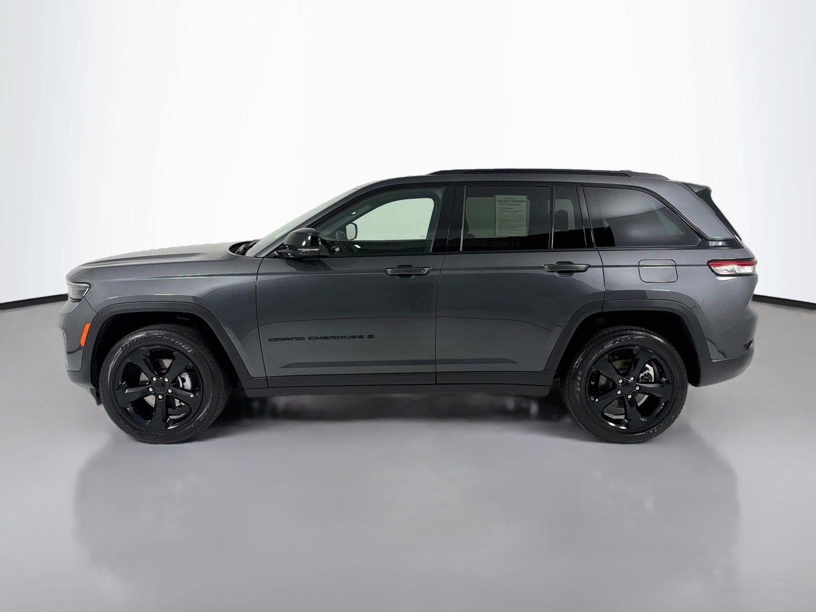 Used 2022 Baltic Gray Metallic Clearcoat Jeep Altitude image 2