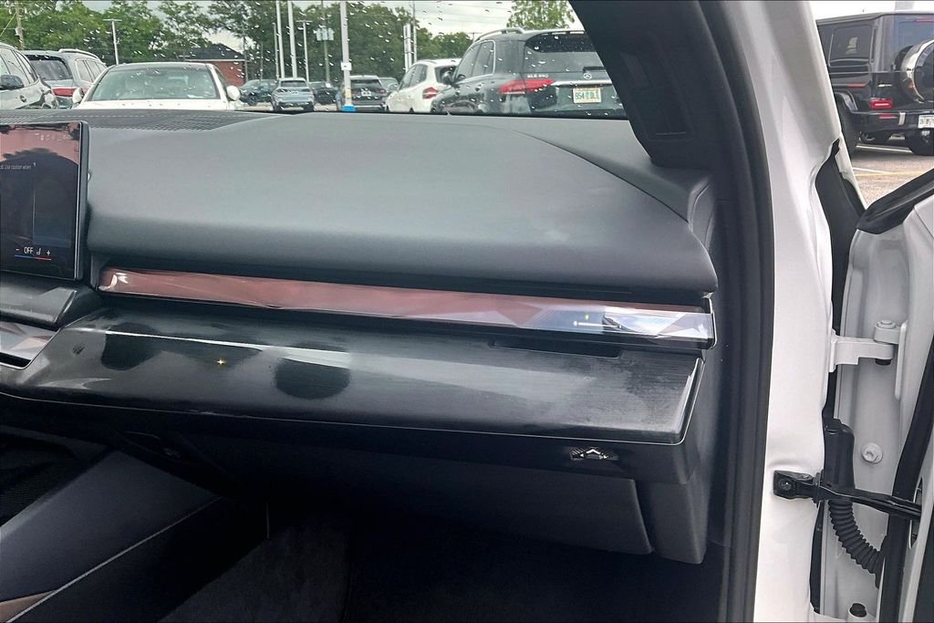 Used 2026 White BMW 550e xDrive image 20