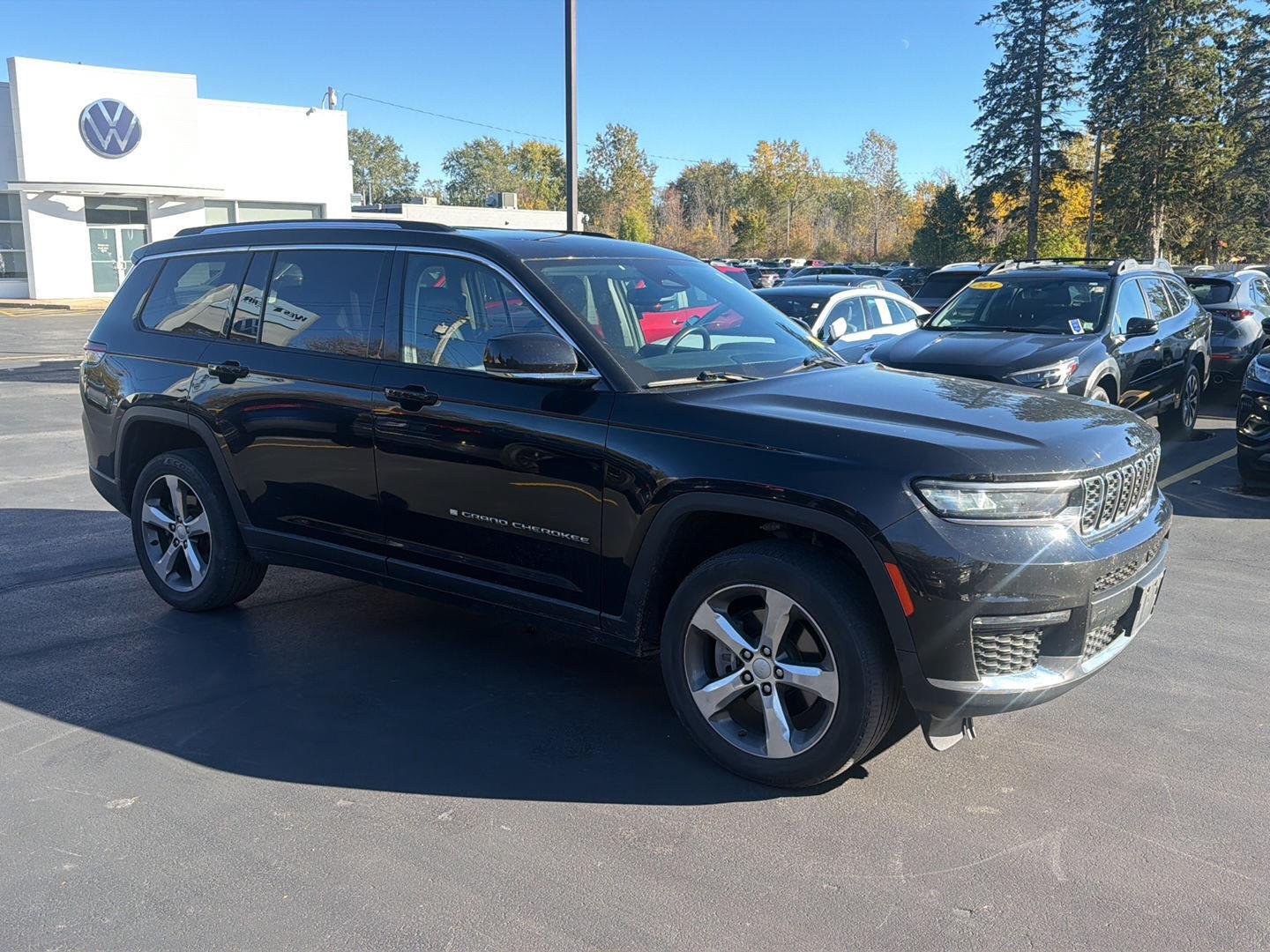 Used 2021 Diamond Black Crystal Pearlcoat Jeep Limited image 4