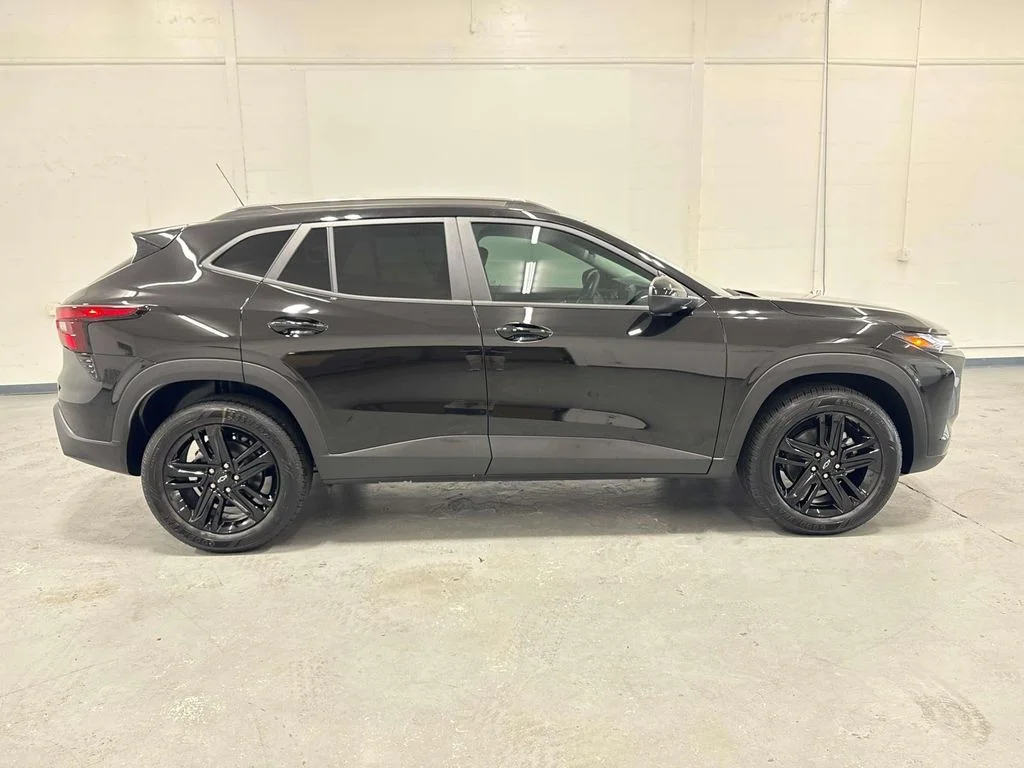 New 2026 Mosaic Black Metallic Chevrolet ACTIV image 2