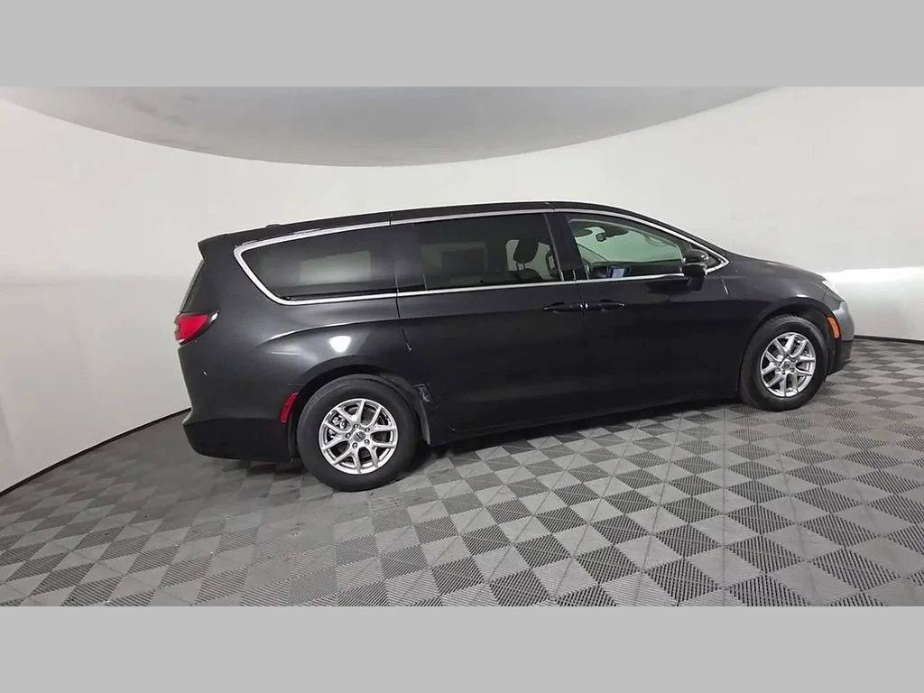 Used 2023 Brilliant Black Crystal Pearlcoat Chrysler Touring L image 37