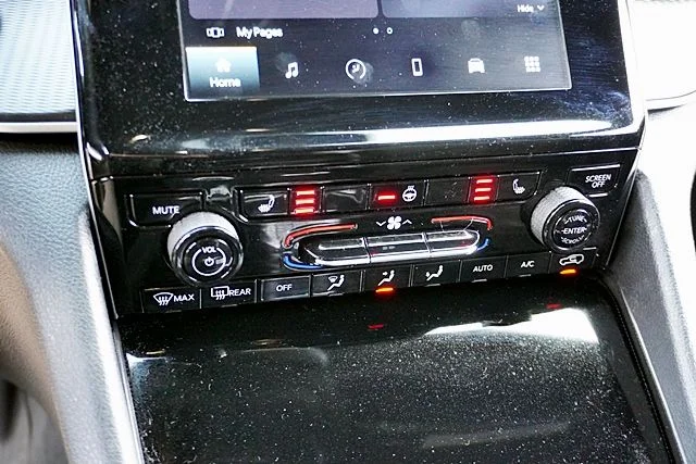 Used 2023 Black Jeep Altitude X image 29