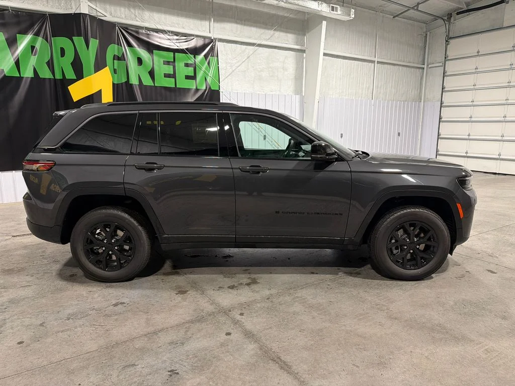 New 2026 Baltic Gray Metallic Clear-Coat Exterior Paint Jeep Laredo Altitude image 4