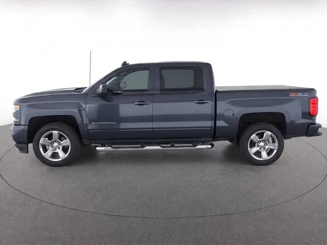 Used 2018 GRAPHITE METALLIC Chevrolet LT image 7