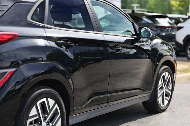 Used 2023 Ultra Black Hyundai SE image 8