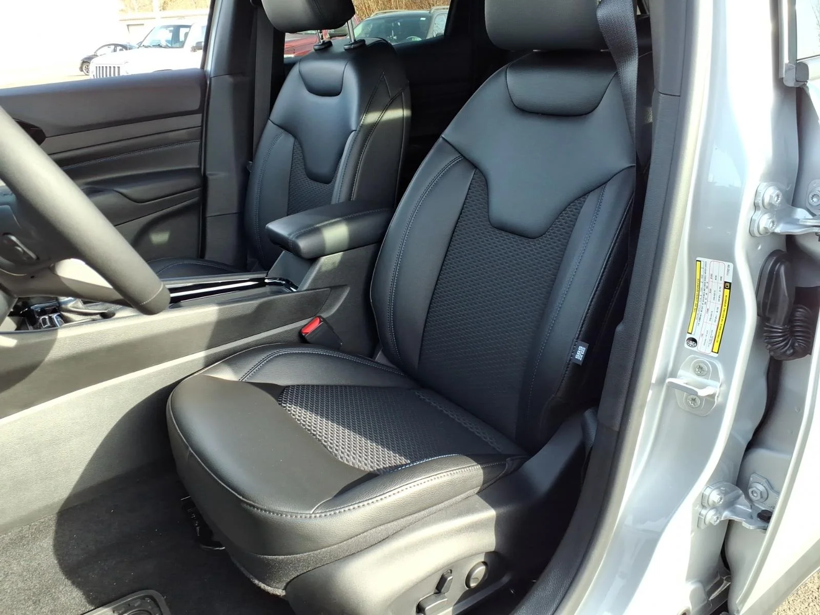New 2026 Silver Zynith Metallic Clearcoat Jeep Latitude image 4