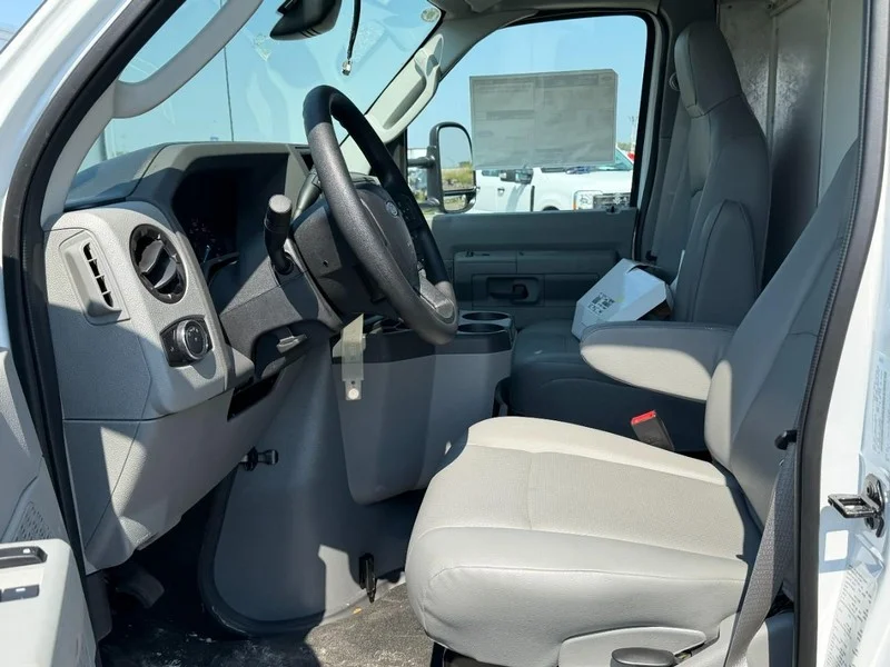 New 2026 Oxford White Ford 15-ft Box image 6