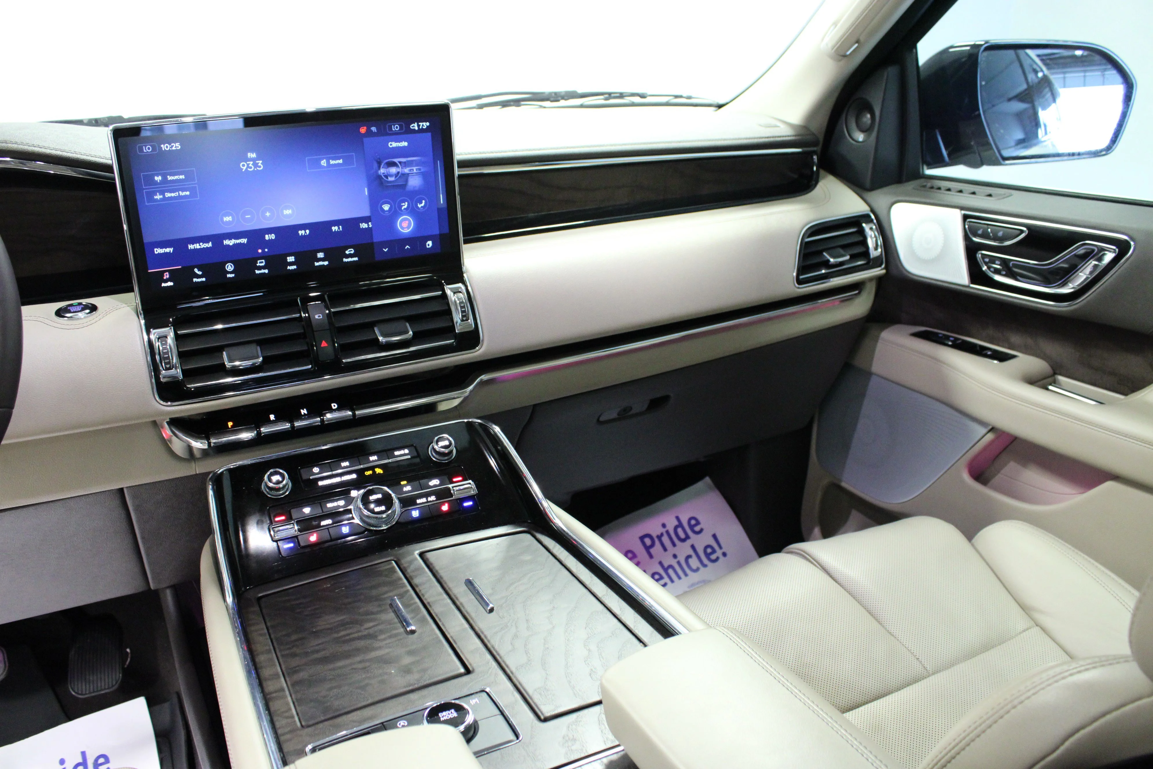 Used 2024 White Metallic Lincoln Reserve image 20