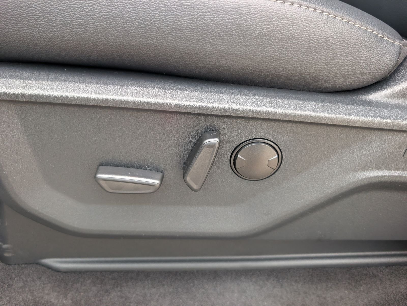 New 2026 Carbonized Gray Metallic Ford XLT image 15