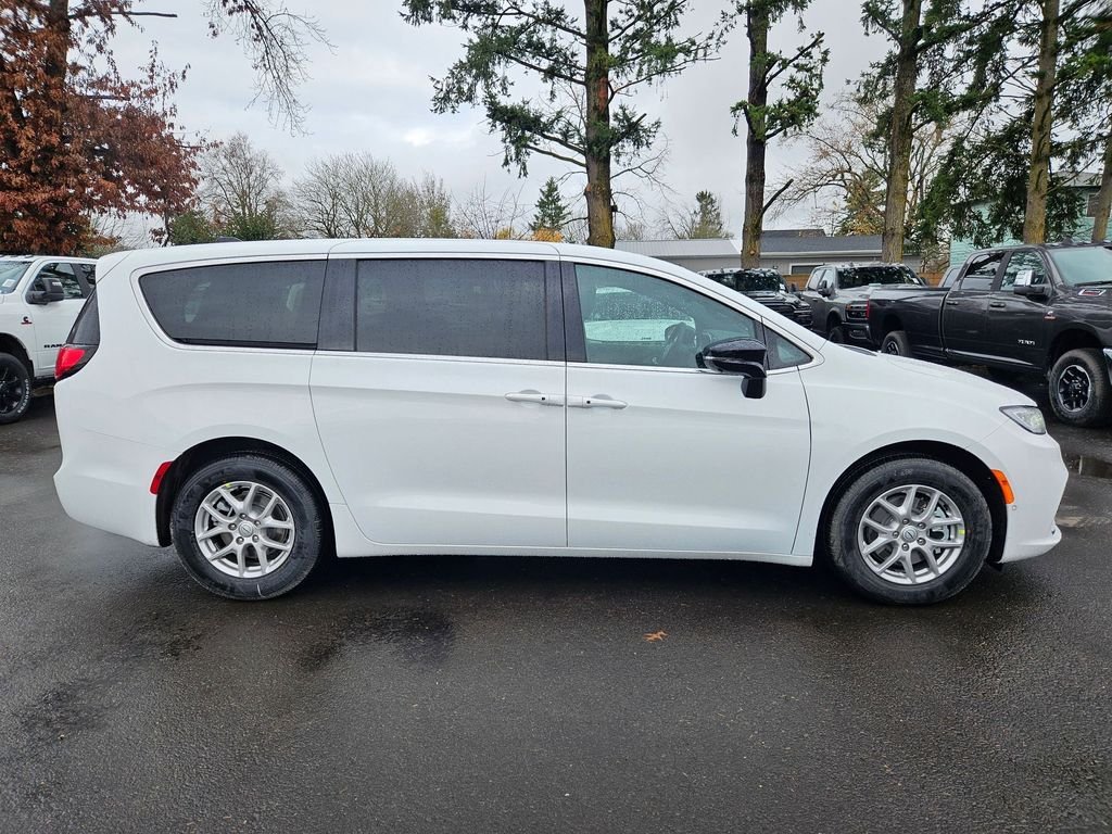 New 2026 Bright White Clear-Coat Exterior Paint Chrysler Select image 8