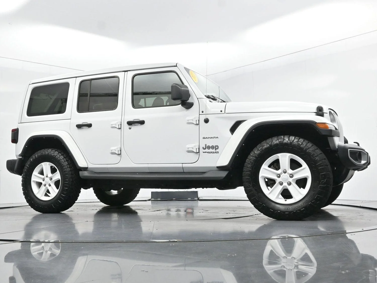 Used 2022 Bright White Clearcoat Jeep Unlimited Sahara image 46