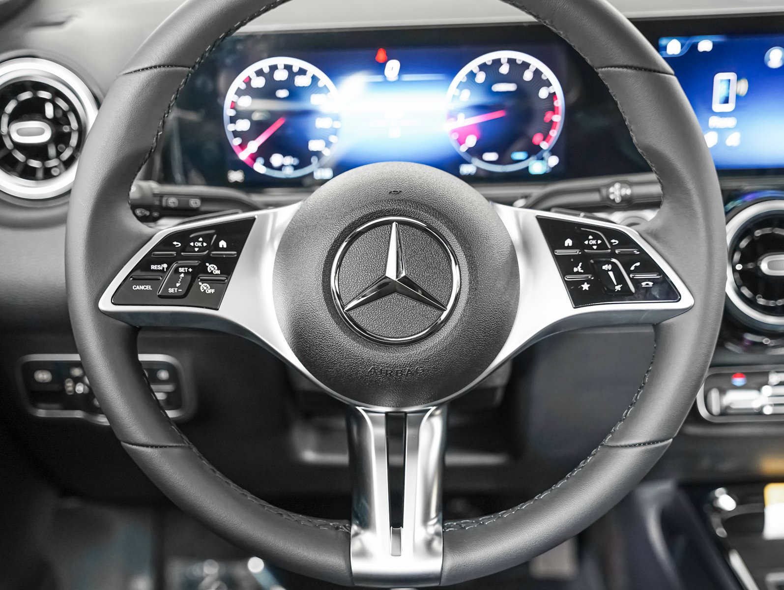 New 2026 Polar White Mercedes-Benz GLB 250 image 12