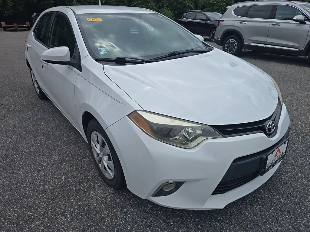 Used 2014 White Toyota L image 3