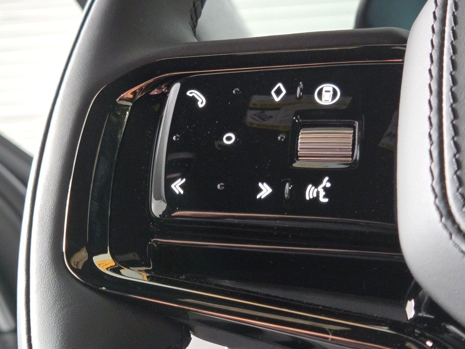 New 2026 Santorini Black Land Rover Dynamic SE image 24