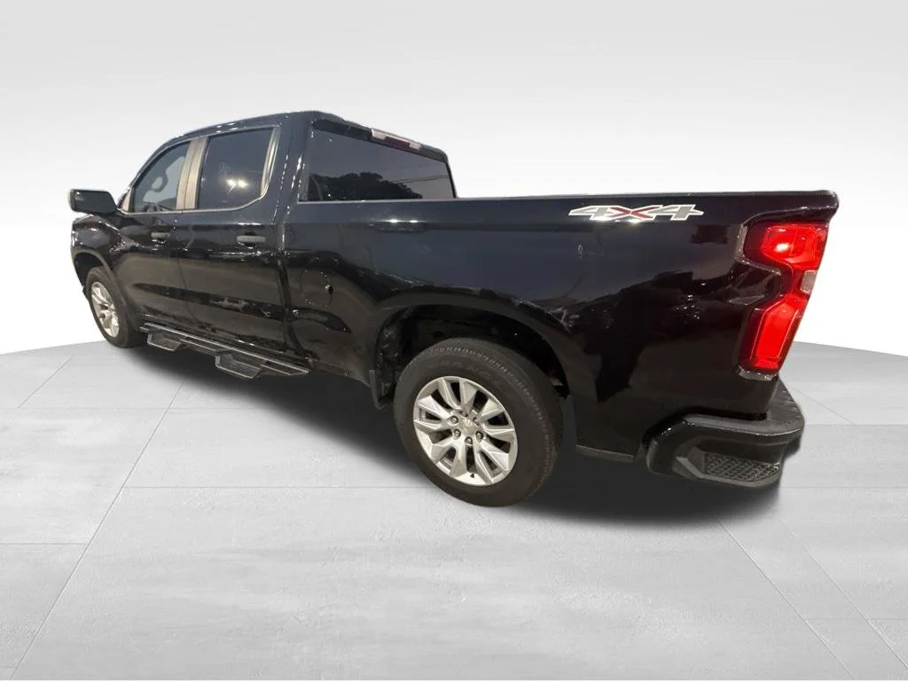 Used 2022 Black Chevrolet Custom image 3