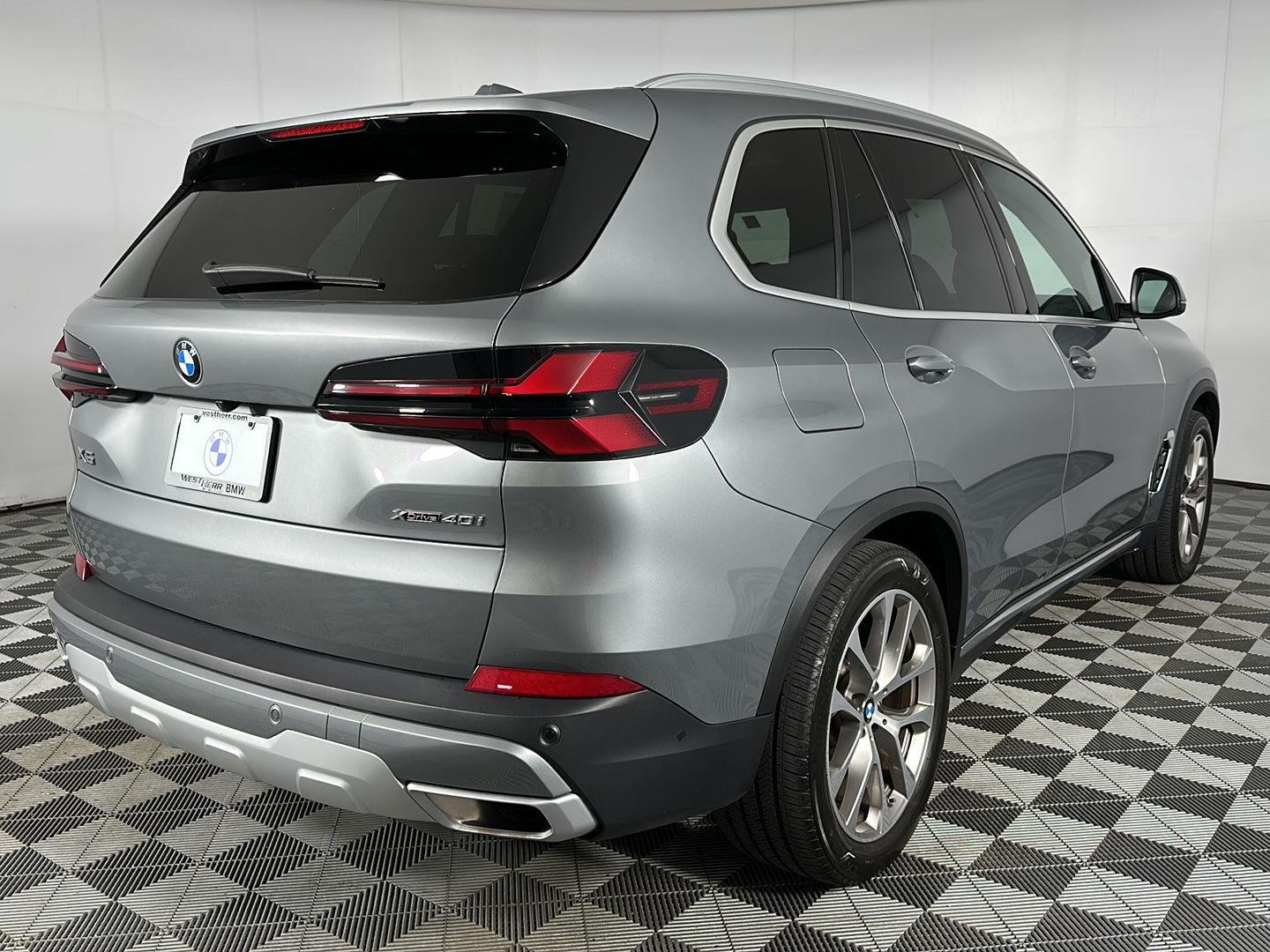 Used 2024 Skyscraper Grey Metallic BMW xDrive40i image 28