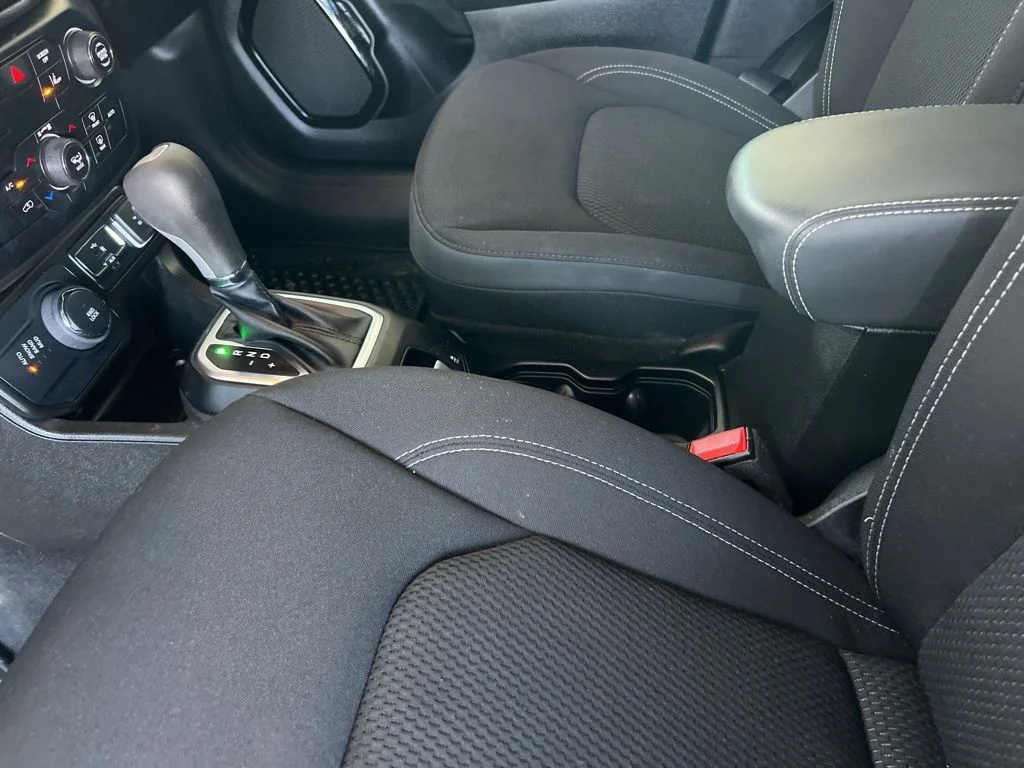 Used 2023 White Jeep Altitude image 32