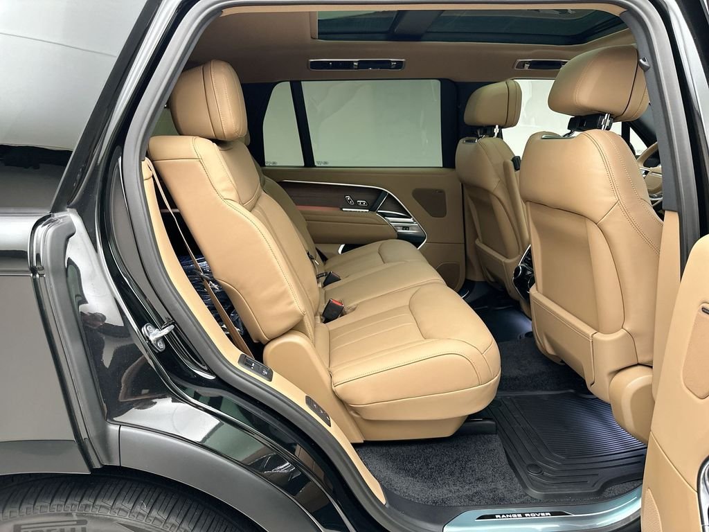 New 2026 Santorini Black Land Rover SE image 15