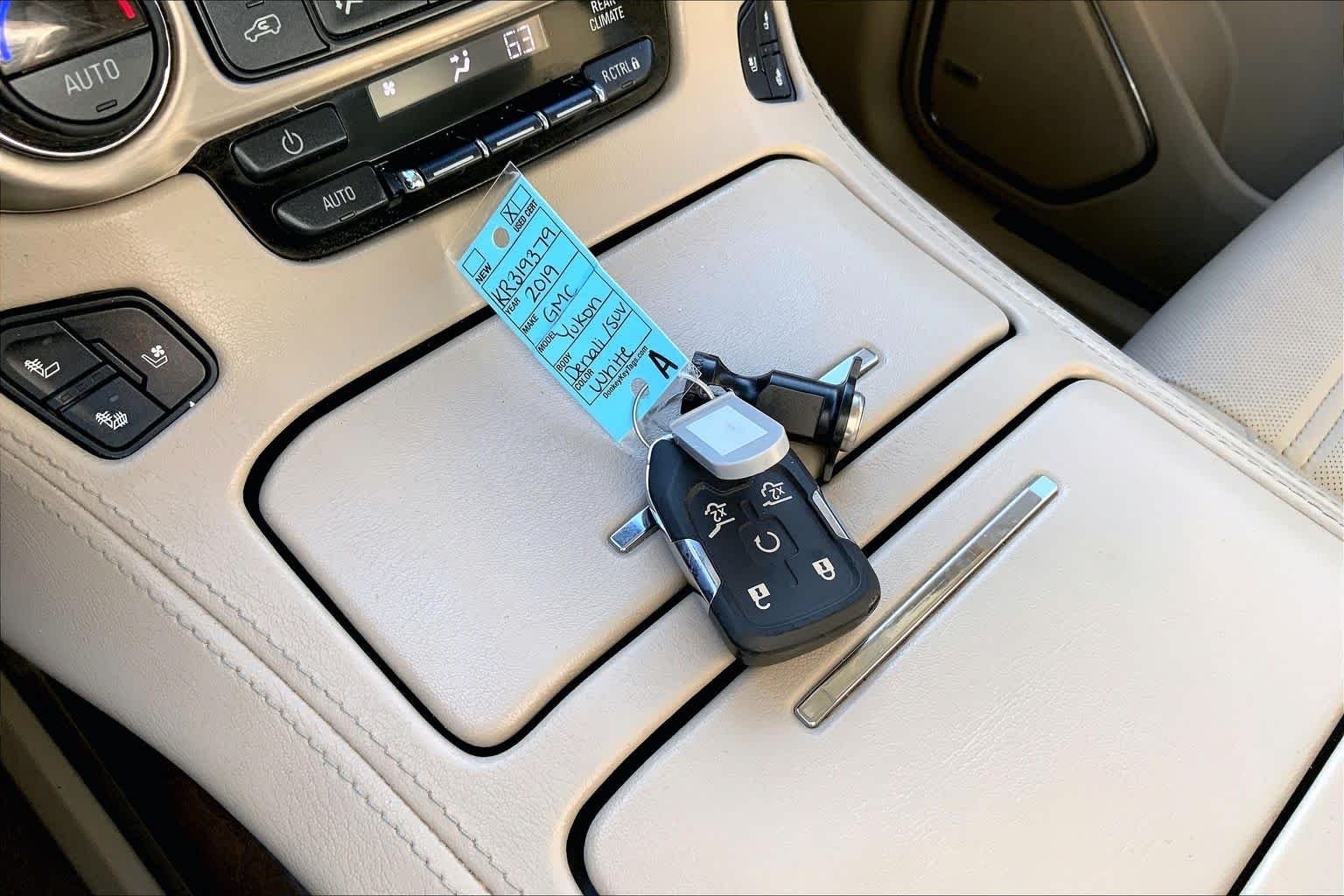 Used 2019 White Frost Tricoat GMC Denali image 15