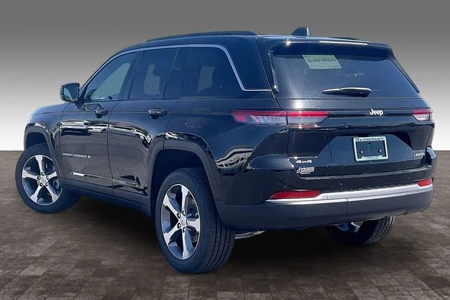 New 2026 Diamond Black Crystal Pearl-Coat Exterior Paint Jeep Limited image 3