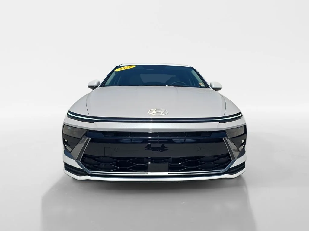 Used 2025 Serenity White Hyundai SE image 8
