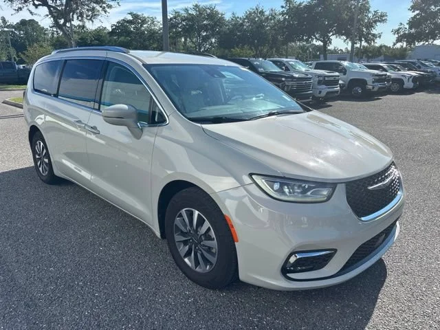 2021 Chrysler Pacifica Touring L's photo
