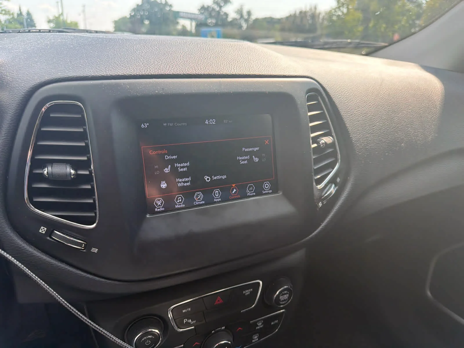 Used 2018 White Clearcoat Jeep Latitude image 12