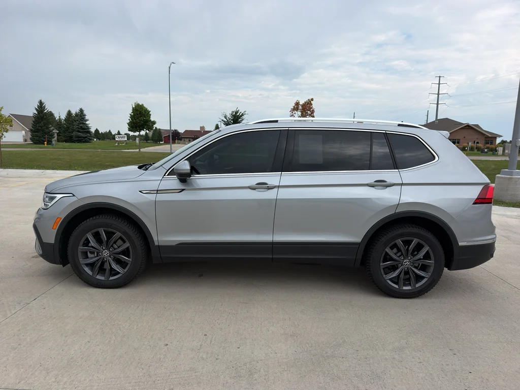 Used 2022 Pyrite Silver Metallic Volkswagen SE image 1