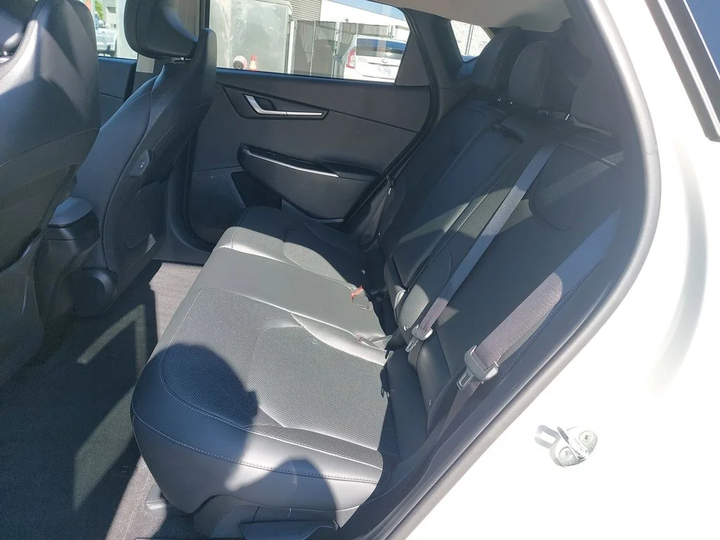 Used 2023 White Kia Wind image 14