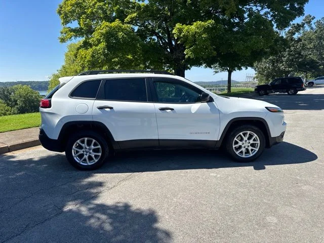 Used 2016 White Jeep Sport image 9