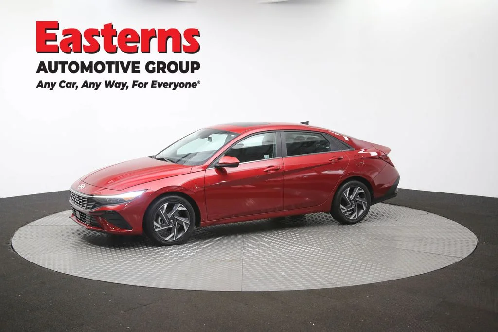 Used 2025 Red Hyundai SEL Convenience image 59
