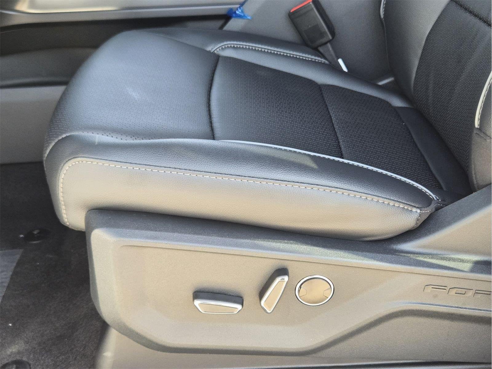 New 2026 Star White Metallic Tri-Coat FORD Lariat® image 16