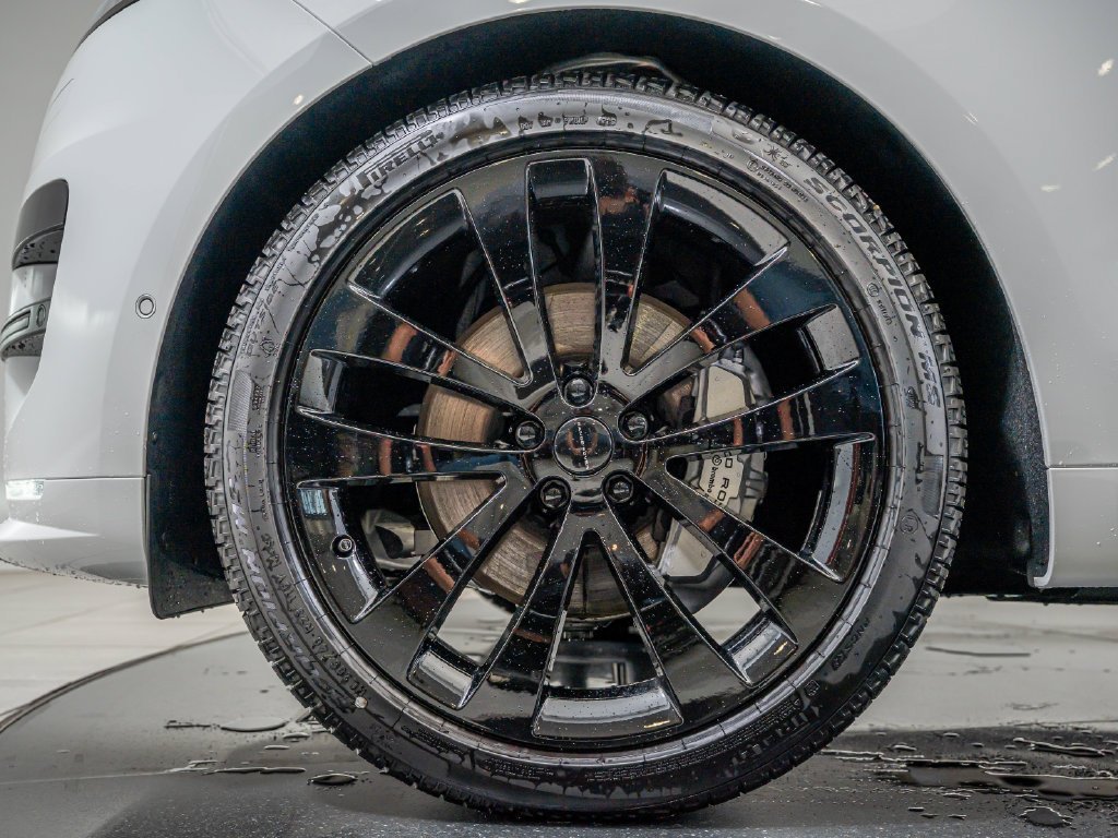 New 2026 Fuji White Land Rover Dynamic SE image 10