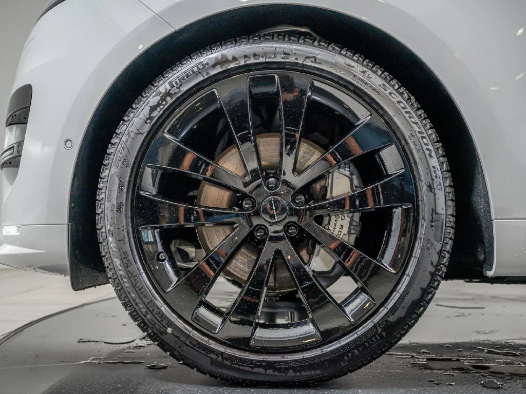New 2026 Fuji White Land Rover Dynamic SE image 10