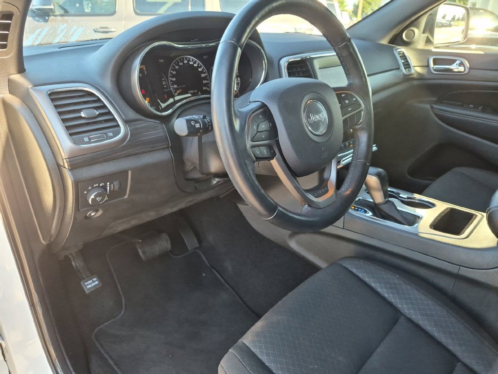 Used 2021 White Jeep Laredo image 34