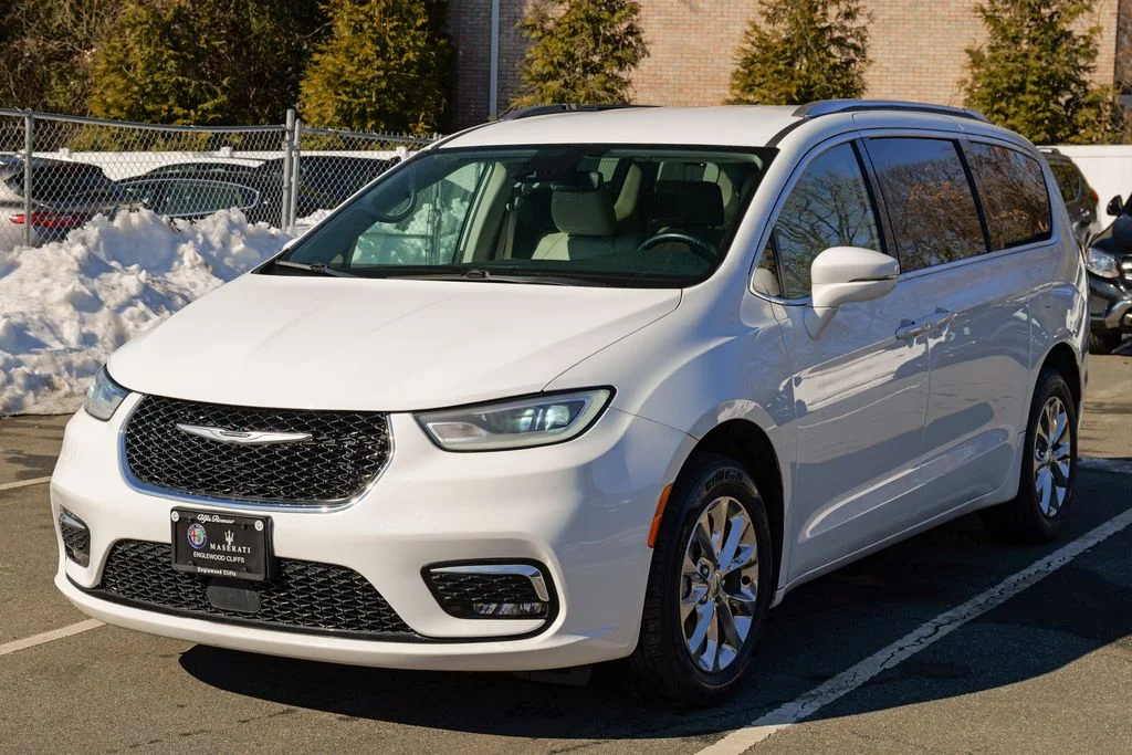 Used 2021 Bright White Clearcoat Chrysler Touring L image 3