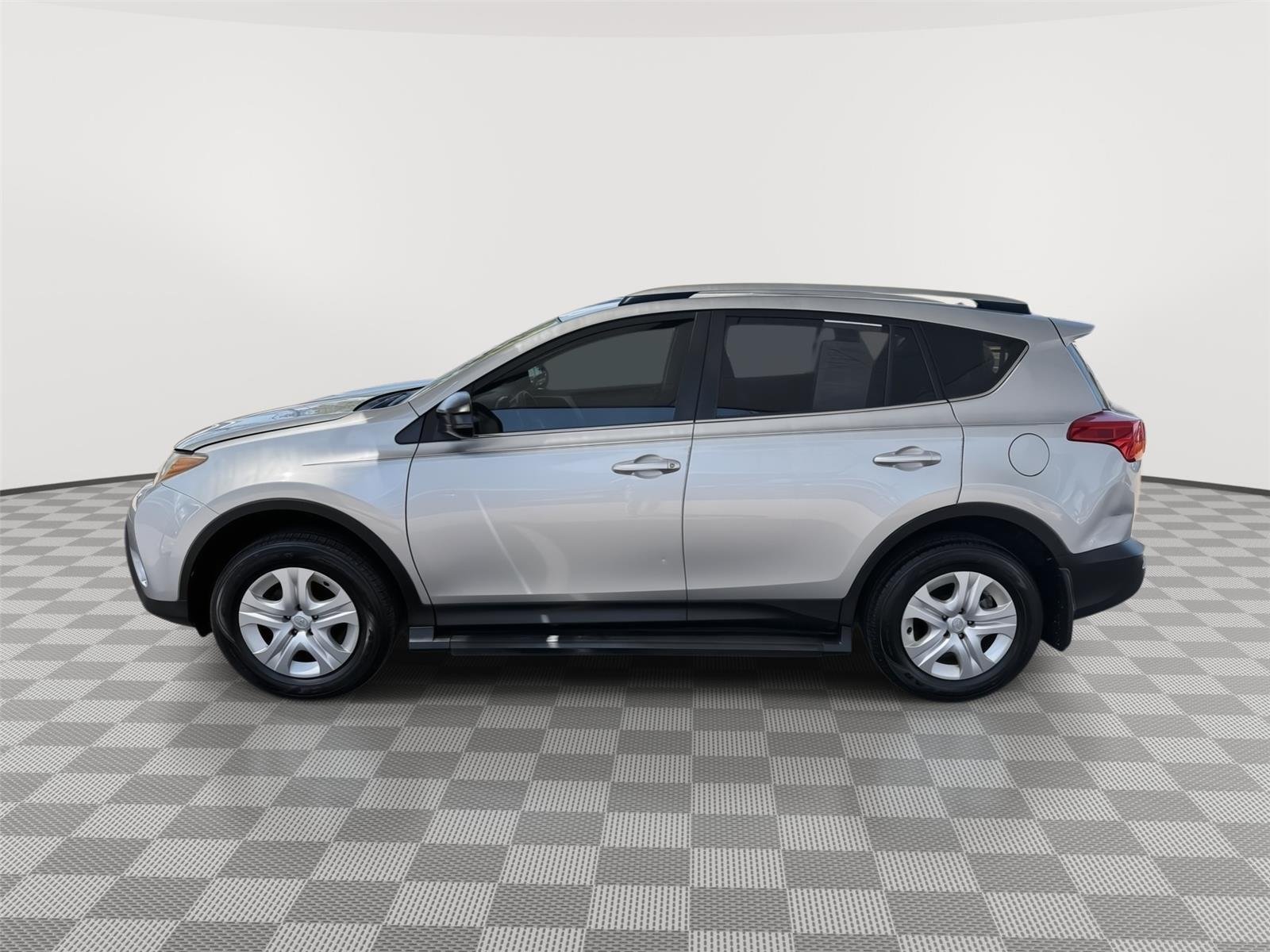 Used 2014 Classic Silver Metallic Toyota LE image 8