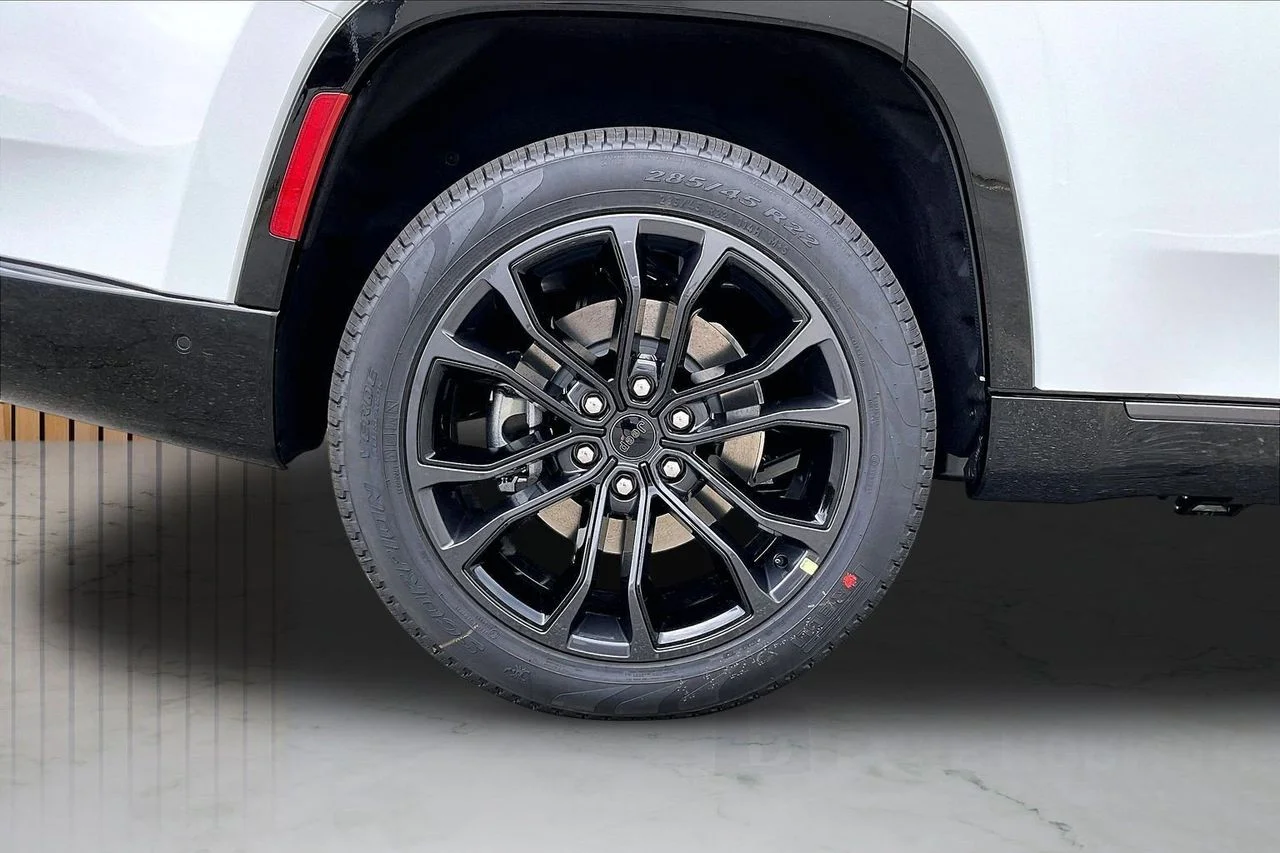 New 2026 Bright White Clear-Coat Exterior Paint Jeep Summit Obsidian image 39