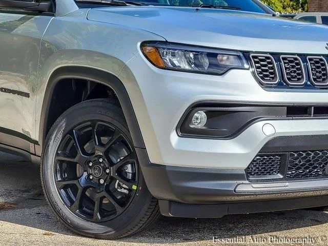 New 2026 Silver Zynith Metallic Clearcoat Jeep Latitude image 3